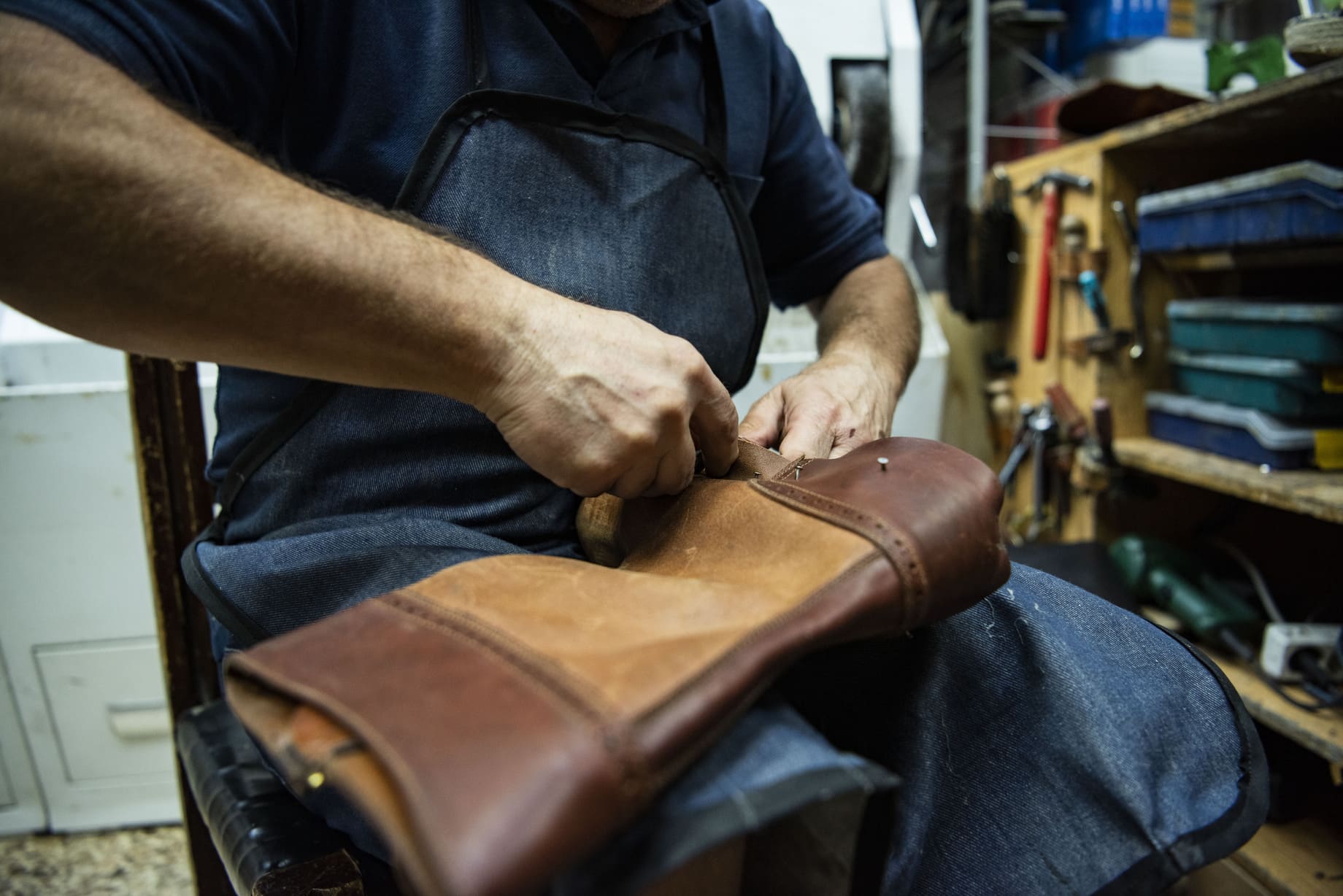 Artesano trabajando