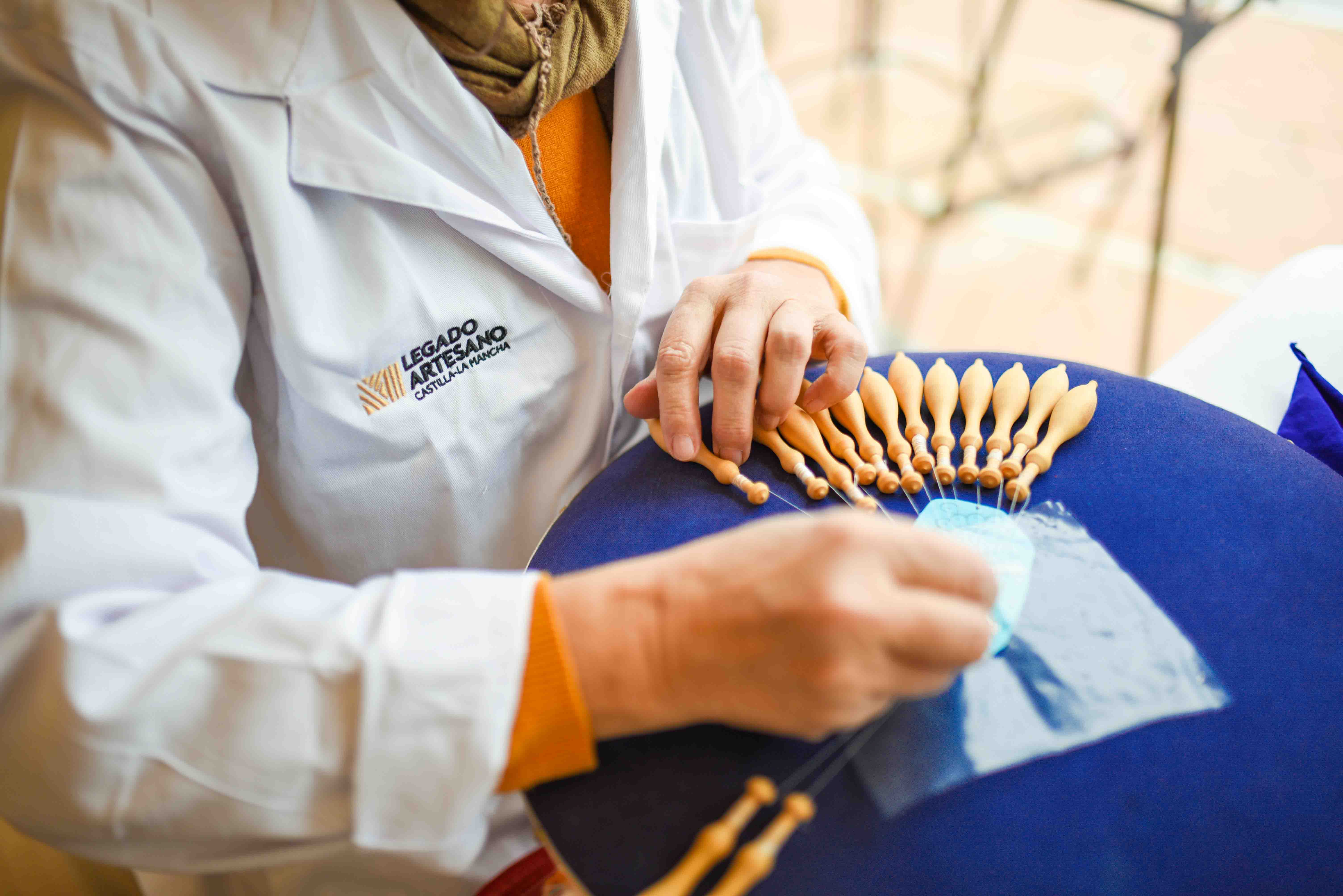 Artesana trabajando