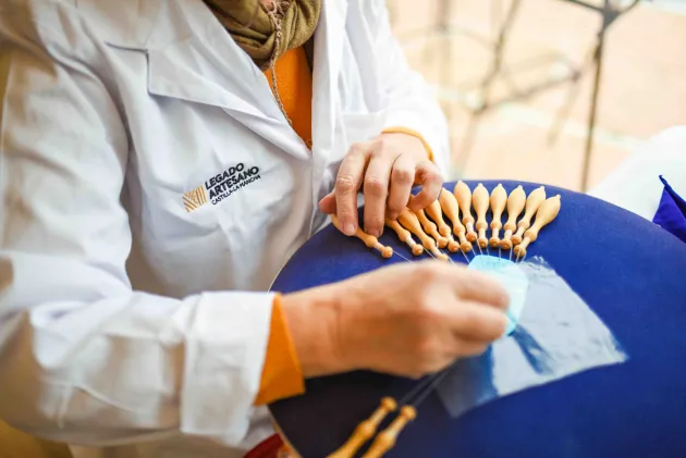 Artesana trabajando