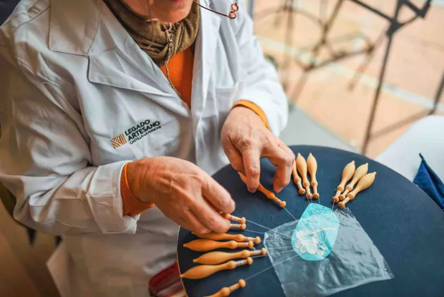 Artesano trabajando